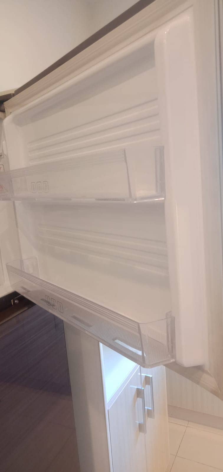 Kenwood KRF-400 Top mount Refrigerator for Sale in Excellent Condition 5