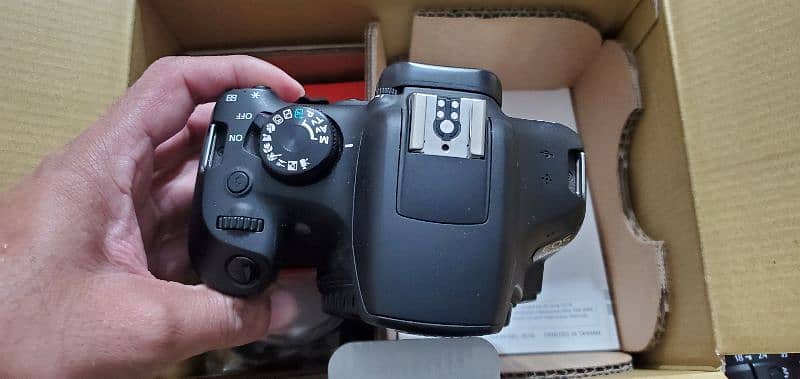 Canon 1300D DSLR with 18-55mm lens 7