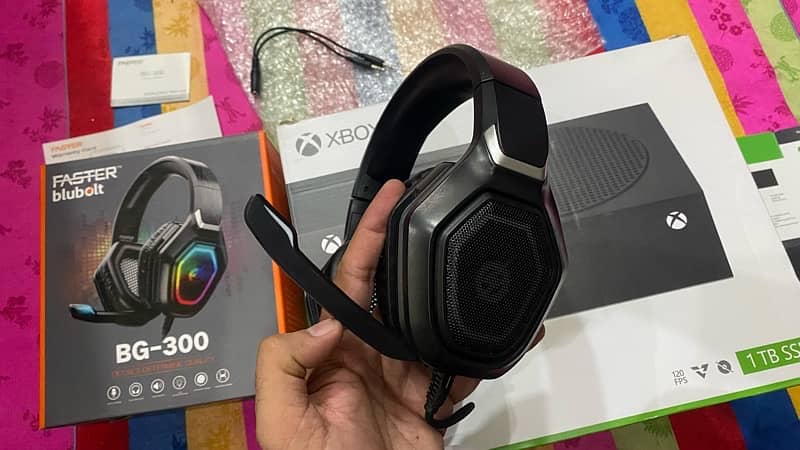 Xbox Series S 1TB SSD Black Addition & RGB Headphone O317-4OO47O7 3