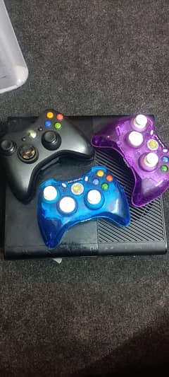 XBOX 360E with 3 Controllers 0