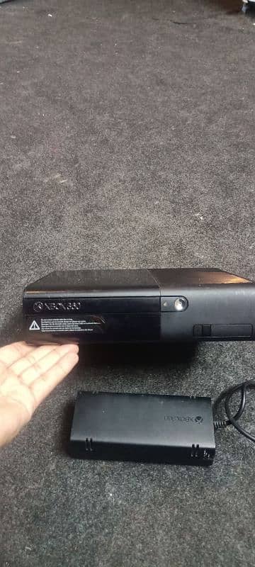 XBOX 360E with 3 Controllers 3