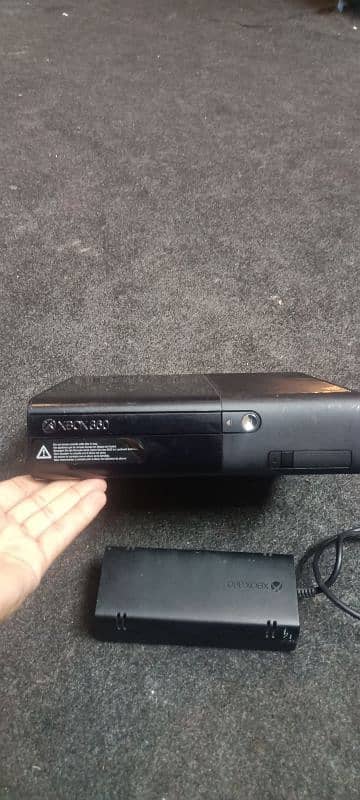 XBOX 360E with 3 Controllers 4