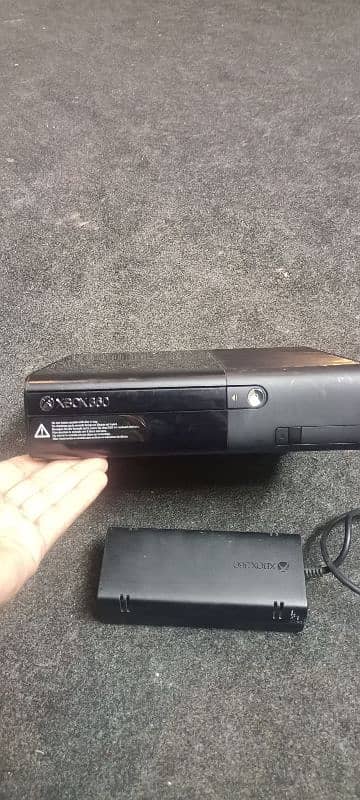 XBOX 360E with 3 Controllers 5