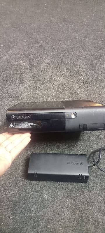 XBOX 360E with 3 Controllers 8