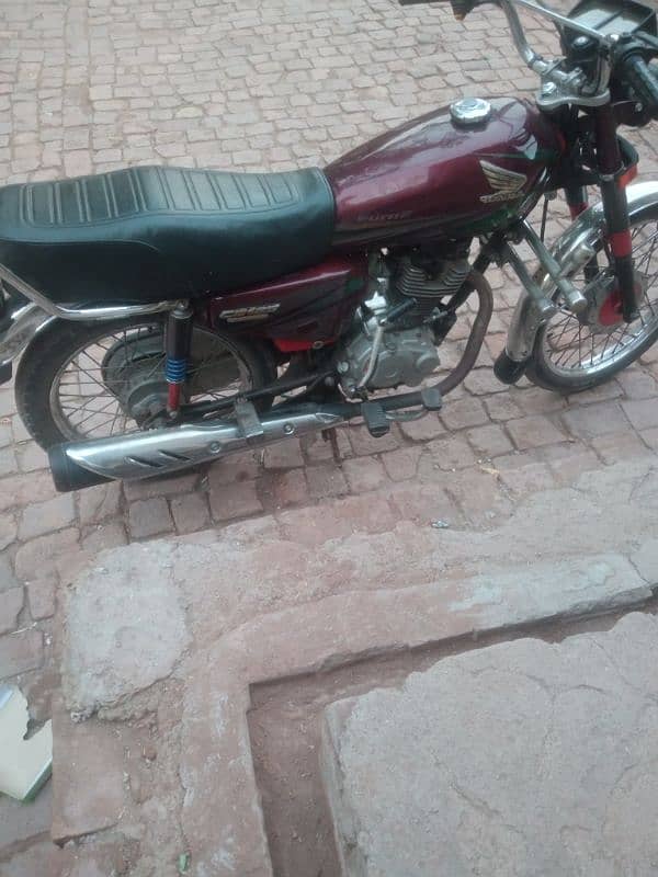 Honda 125 model 2014 peshawar number lush condition 2