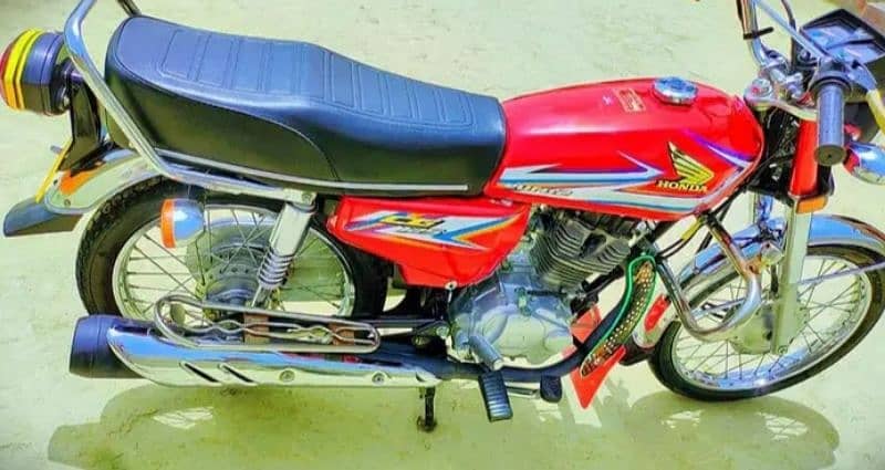 Honda 125 cc 2016 model for sale WhatsApp number 03494717204) 1