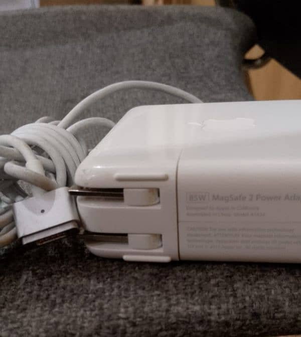 Original apple 85-W Magsafe 2 charger 1