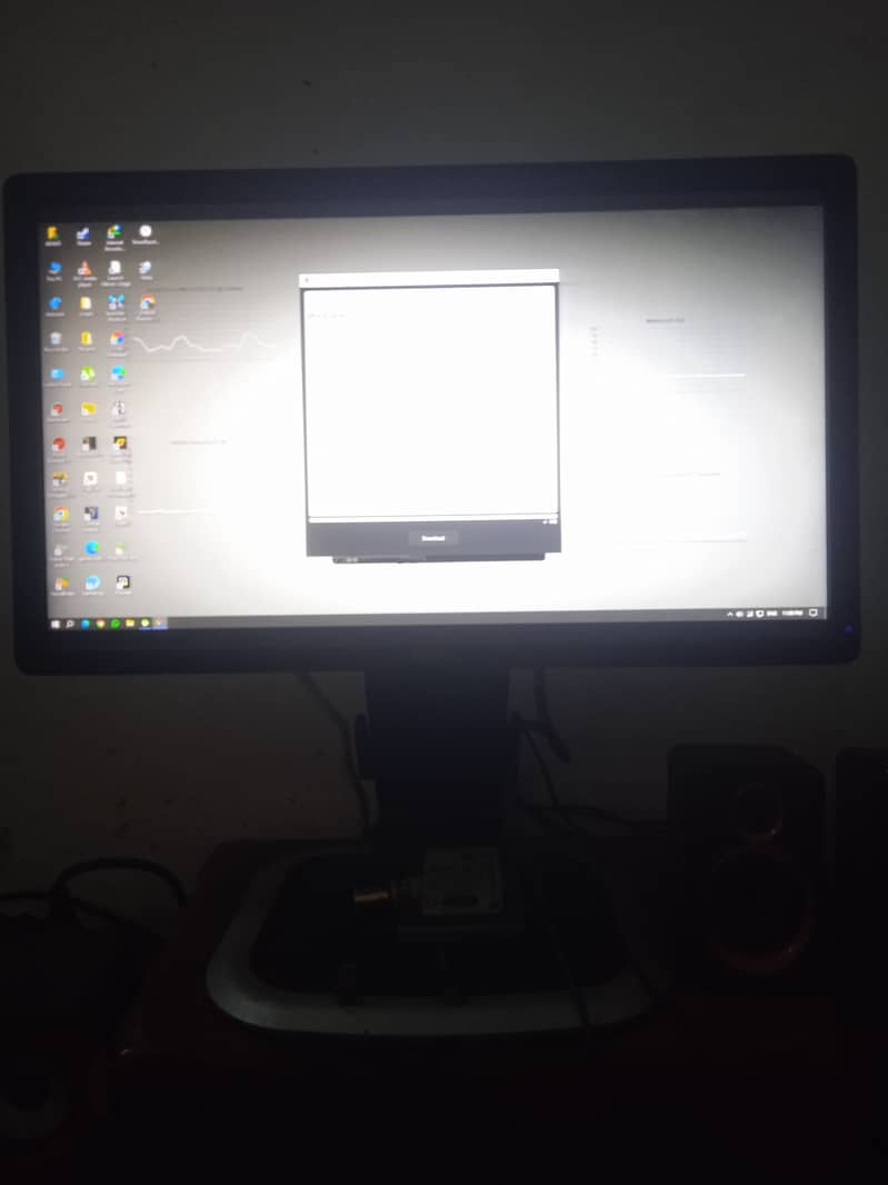 22 inch screen with 60 hertz and rotatable stand screen condition 100% 1