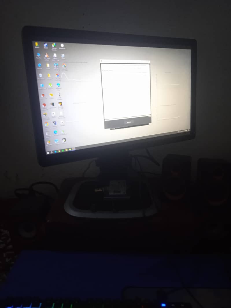 22 inch screen with 60 hertz and rotatable stand screen condition 100% 2