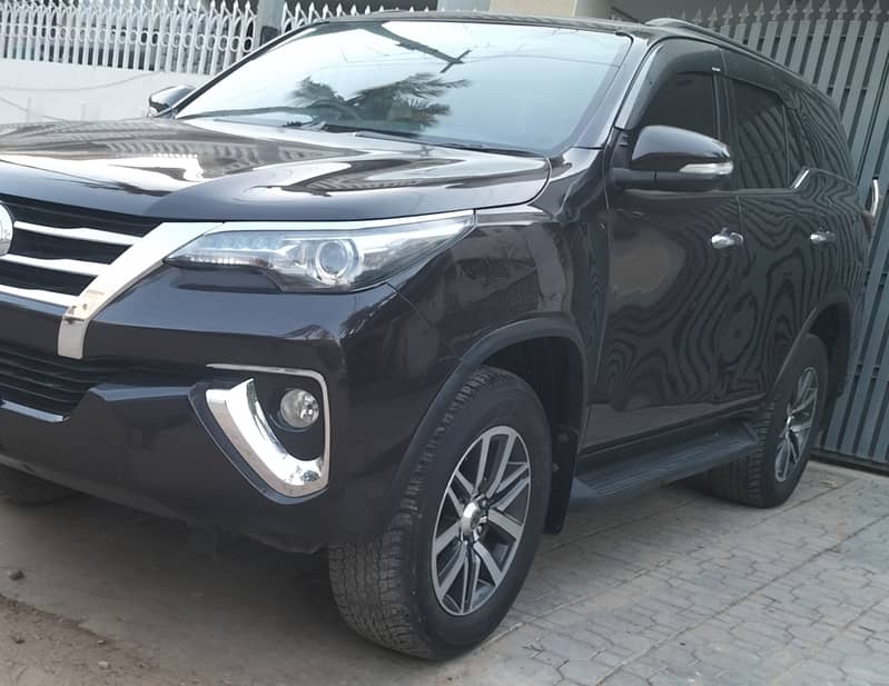 Toyota Fortuner V 2017 4/4 option 2