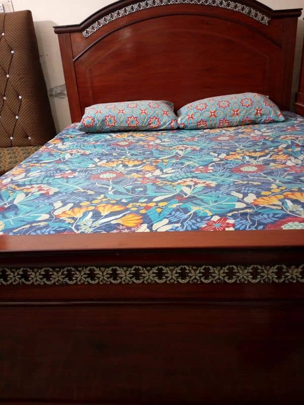 wooden bed lush condition 10/09 1