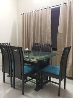 6 person's comfortable dining table in very good condition