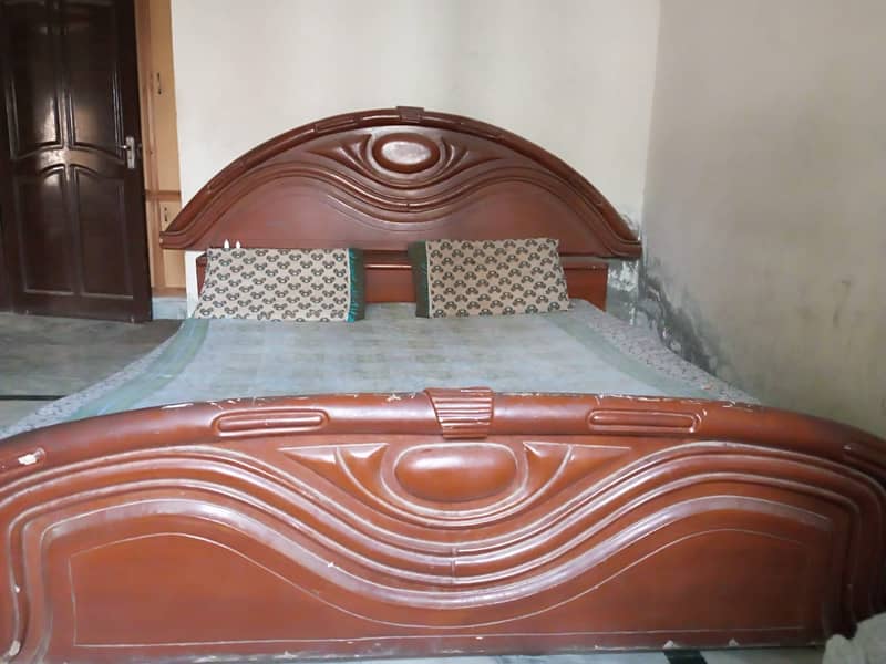 Bed with mattress 0