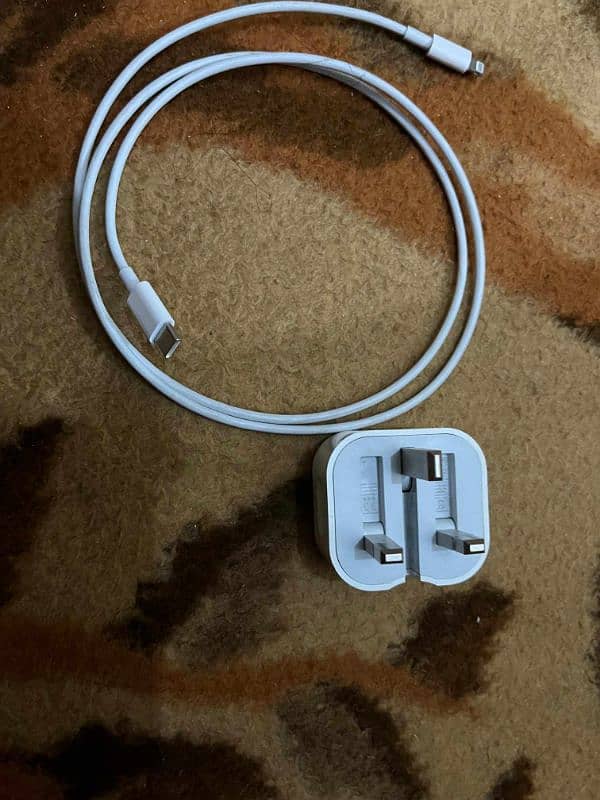 iphone original adapter 20 Watt and cable 0