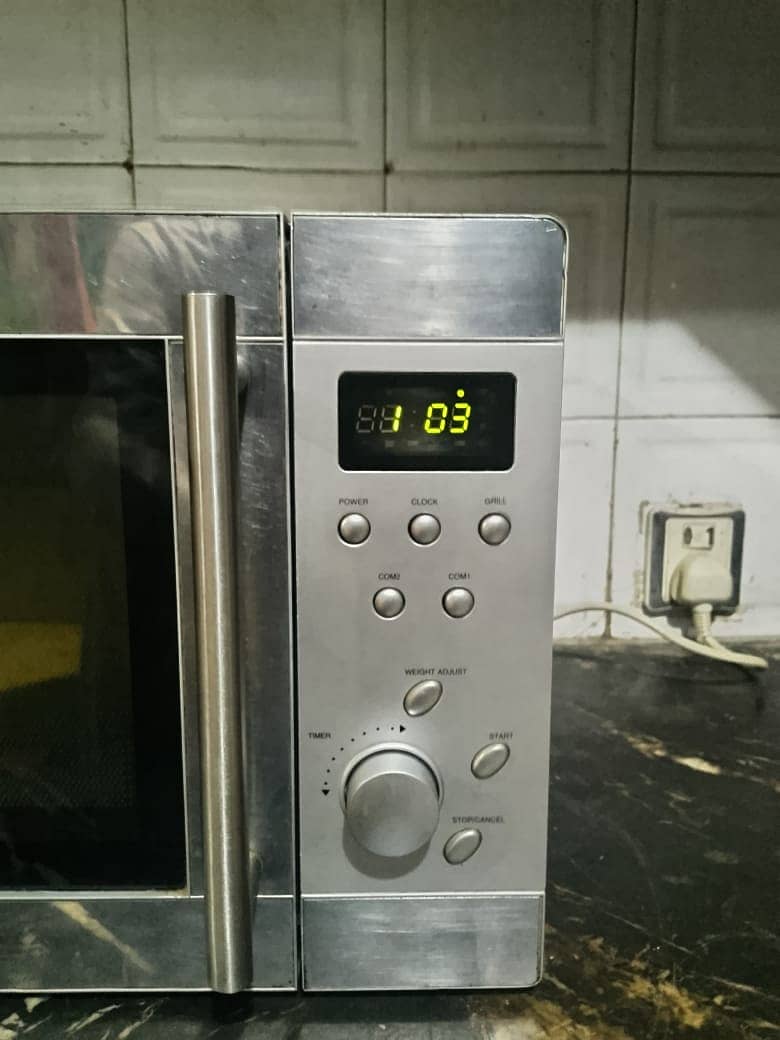 microwave oven grilled type full functional excellent conditin 3