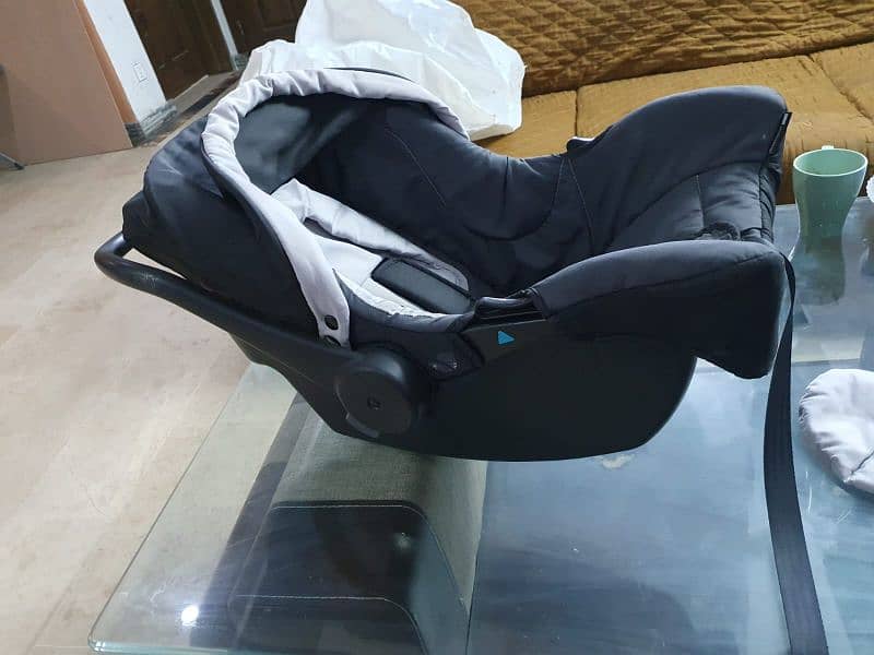 car seat/ carry cot for toddlers and infants 10