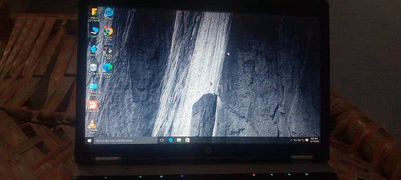 used laptop volume kharab ha keyboard ma buttons tore nahi ha battery 4