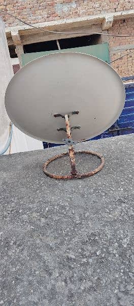 2 Dish Antennas 4 feet aur 2 feet +1 receiver+ 1 LED 22" + 2 remotes 3