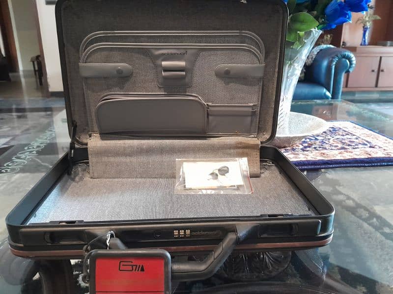 Brief case for sale in outclass condition 1