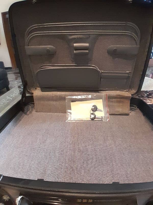 Brief case for sale in outclass condition 4