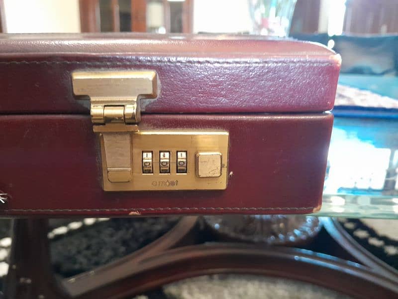 Brief case for sale in outclass condition 9