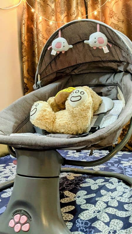 Mastela 3-in-1 Deluxe Multi-Functional Bassinet Swing Jhoola Rocker 2