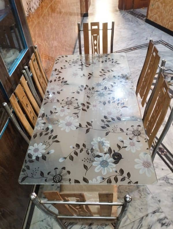 6 chair 1 table good condition 1