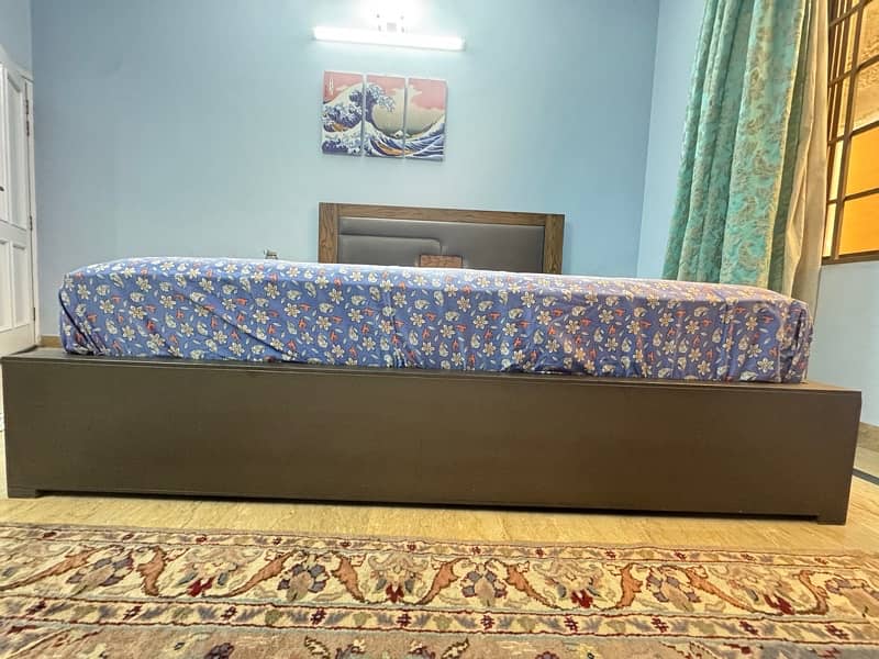 king sized bed with 2 side tables and 1 dressing table for sale 2