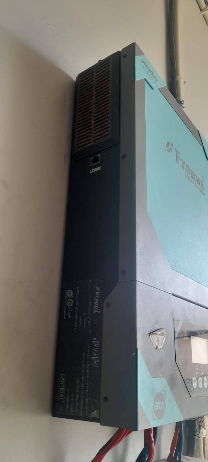 Hybrid inverter in good and working condition Just Software Issue 1