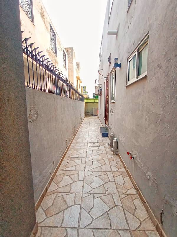 10 MARLA HOUSE FOR SALE IN DHA RAHBAR BLOCK D GASS AVAILABLE 12