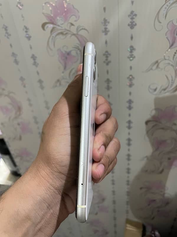 I phone 11 64 GB10 by 10 condition white color with box 1