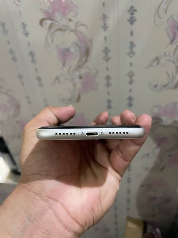 I phone 11 64 GB10 by 10 condition white color with box 3