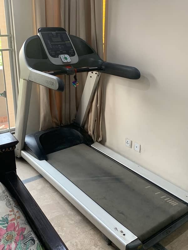 160 kg Professional Treadmill machine. 1