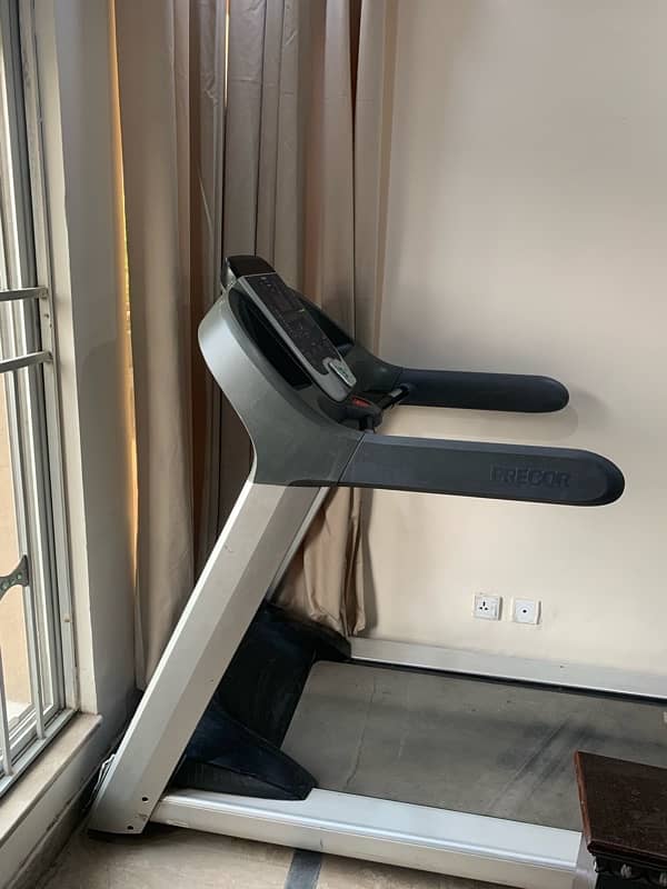 160 kg Professional Treadmill machine. 3