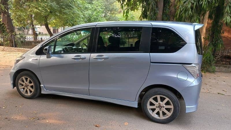 7 Seater , Hybrid 1.5 ,  Honda Freed 4