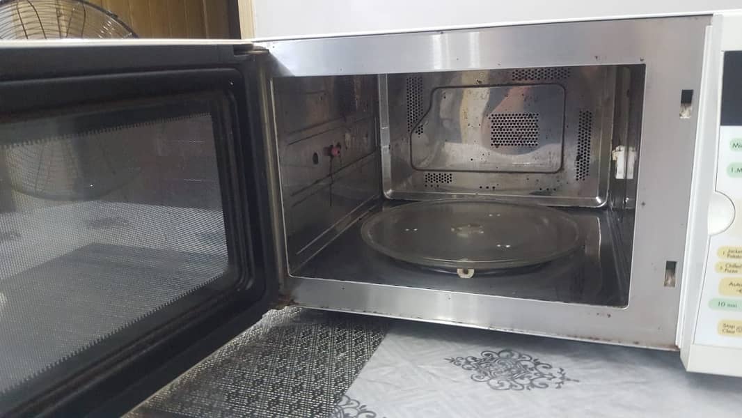 LG Microwave oven 3