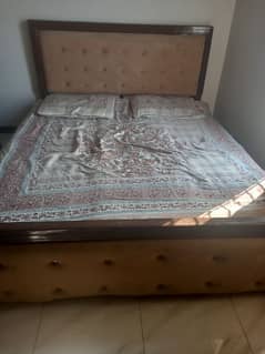 Queen size bed for sale 15000 negotiable