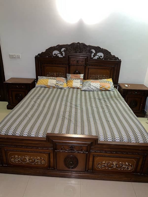 queen size bed with two side tabled 1