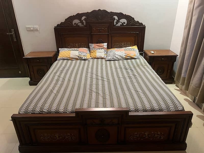 queen size bed with two side tabled 3