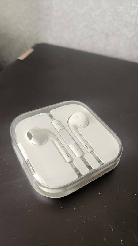 iphone original earphones 0