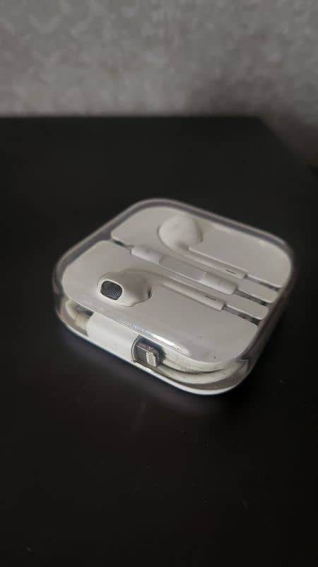 iphone original earphones 1