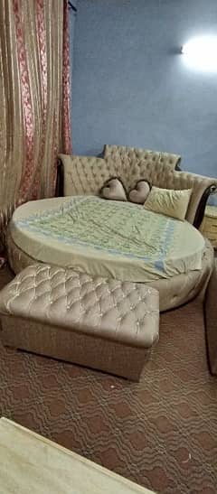 round bed