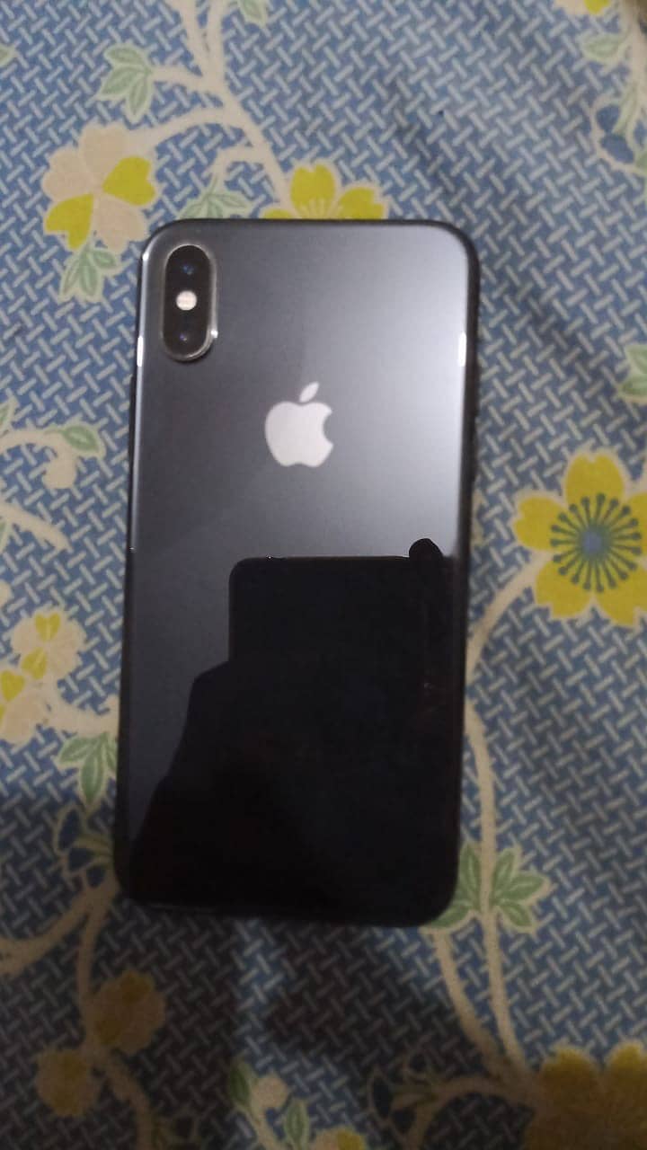 Hello am selling my iPhone XS in good condition 0