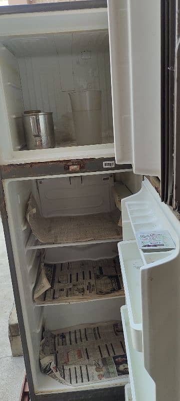 dawlance medium size fridge work condition 1