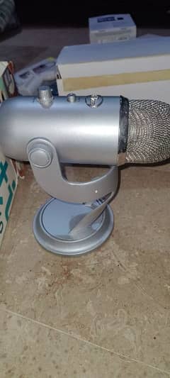 Blue yeti studio mic ( Brand new ) perchased from UK Urgent for sale