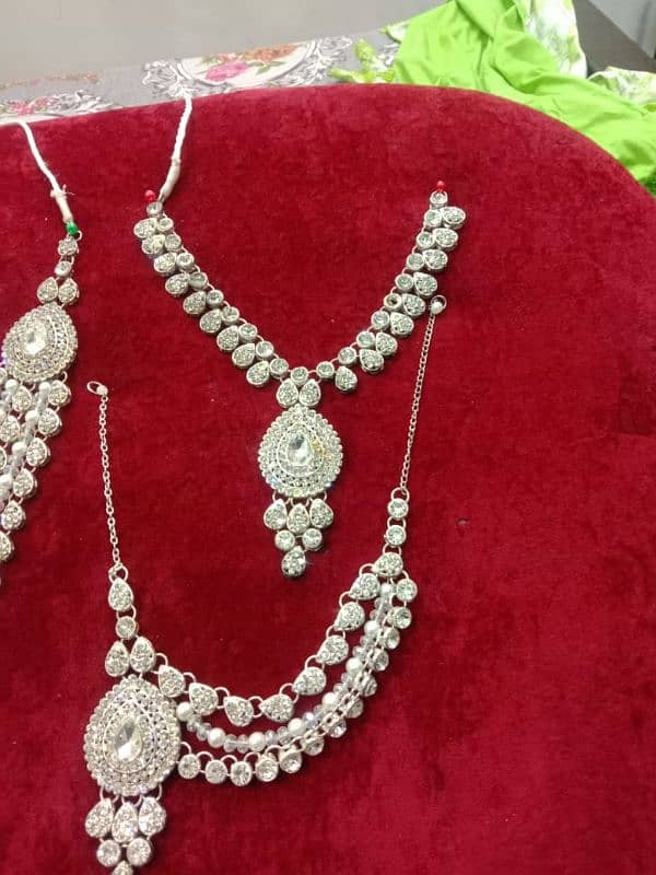 artificial jewelery set 0