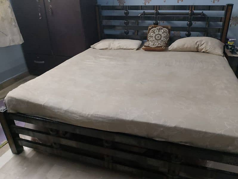 Master-Size Iron King Bed with Mattress & Iron Dressing Mirror 3