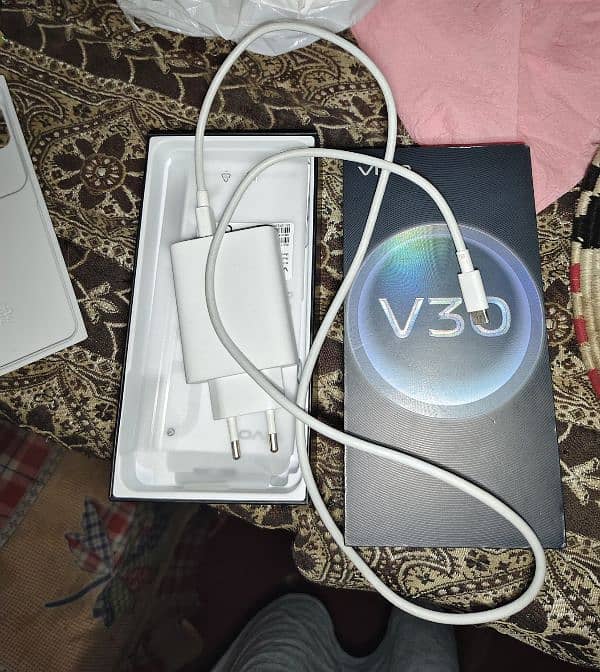 Vivo V30 12 GB Ram 256  GB Rom Snapdragon 7 gen 3 process Lush condi 7