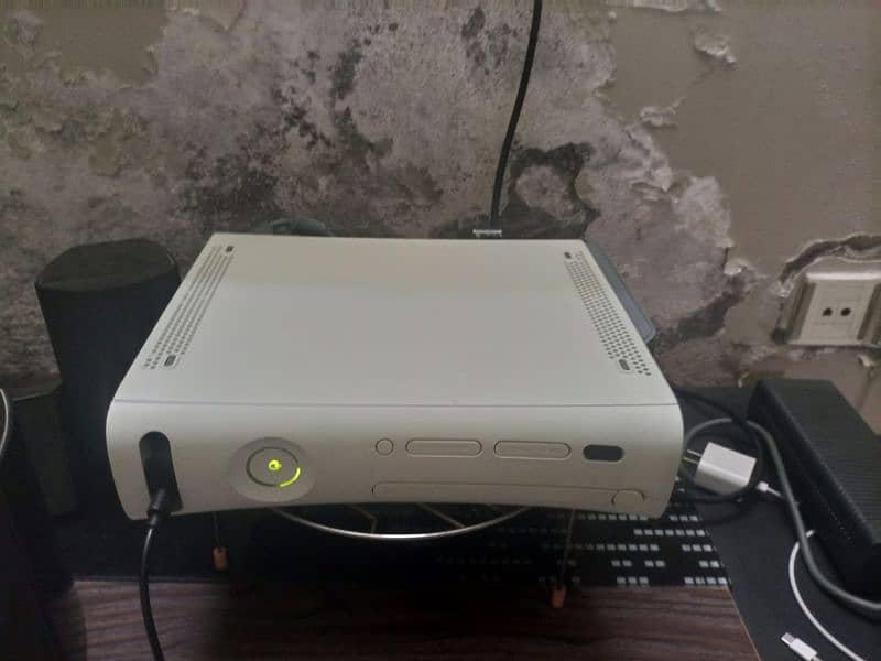 xbox 360 500gb with 2 controllers 0