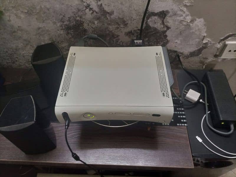 xbox 360 500gb with 2 controllers 1